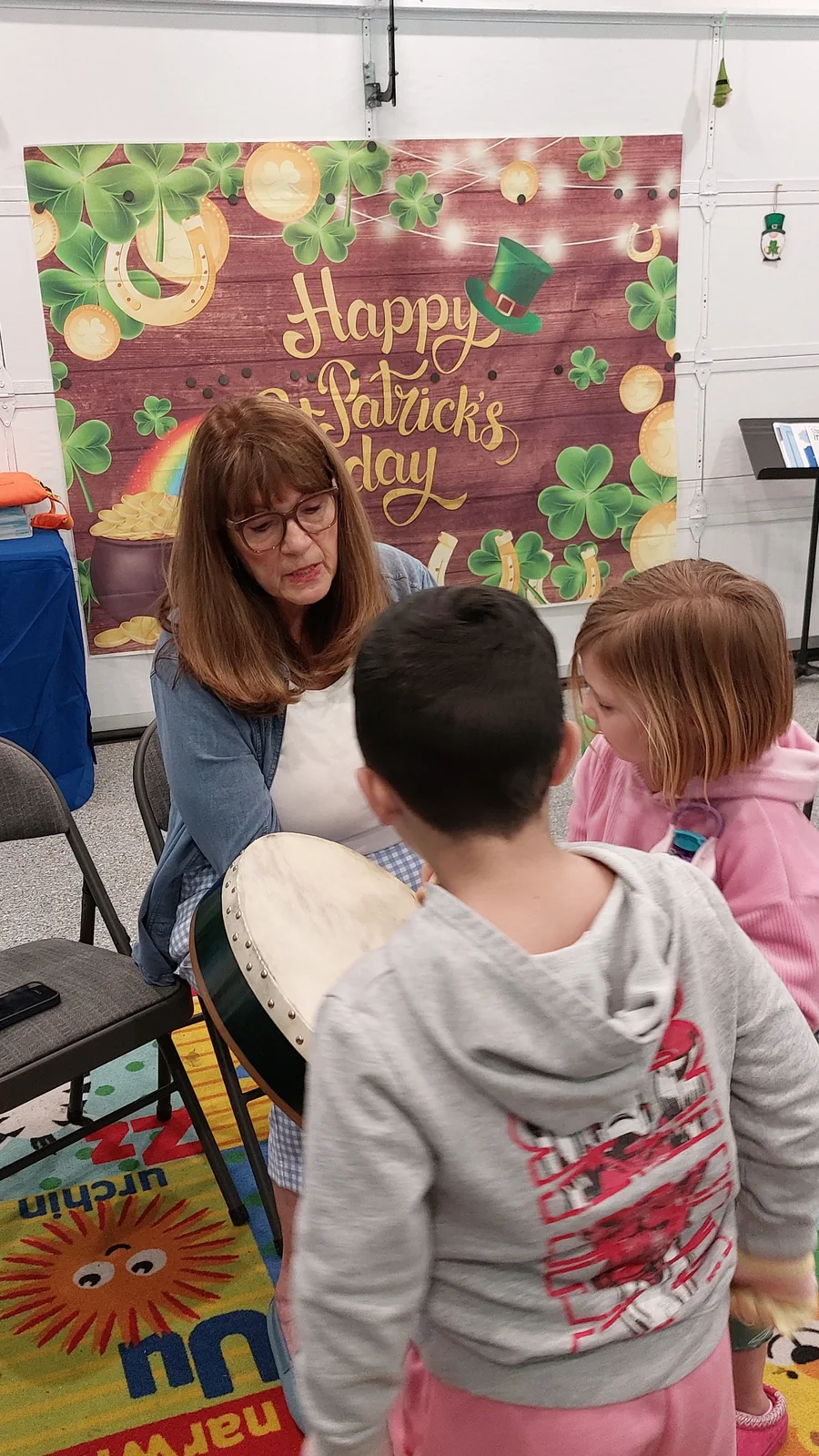 A parent and children singing together in Family Music